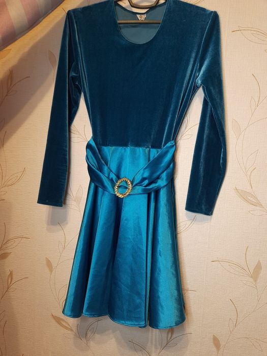 Красивое бархатное вечернее платье размер 44-46