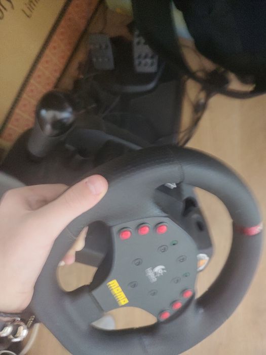 Руль logitech momo racing идеал