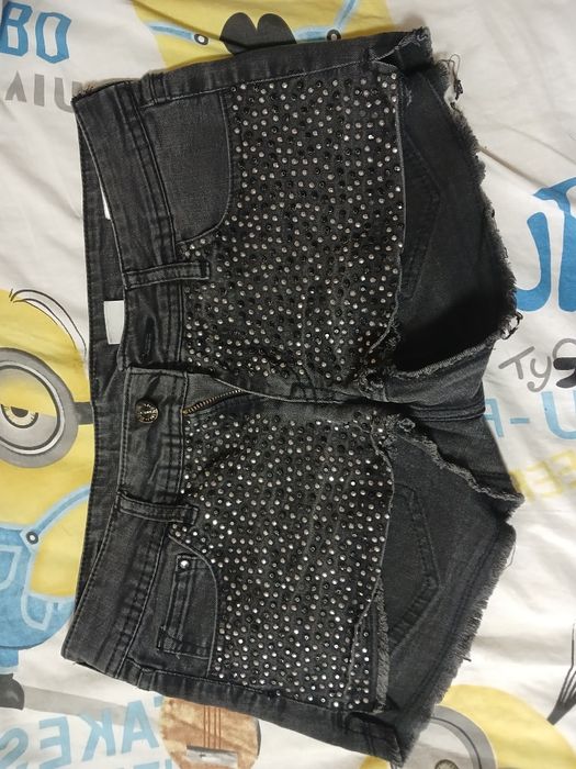 короткие чёрные джинсы с блестками