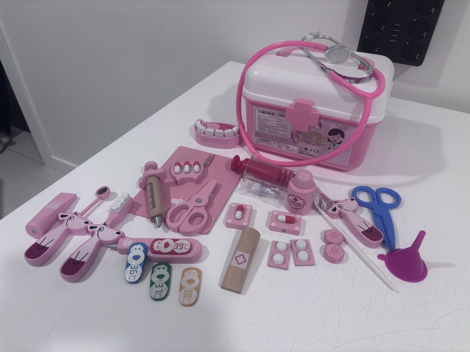 Mala de médico infantil com acessórios – no estado das imagens