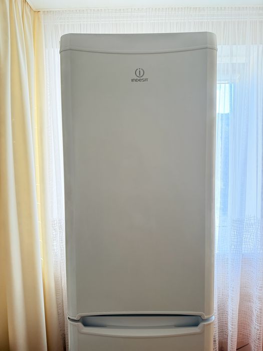 Продам холодильник Indesit!