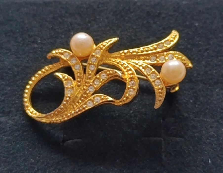 Nowa, biżuteryjna broszka z perłami i cyrkoniami Jablonex