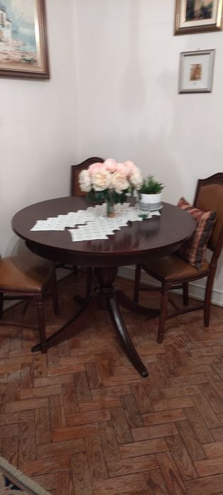 Mesa de sala com cadeiras