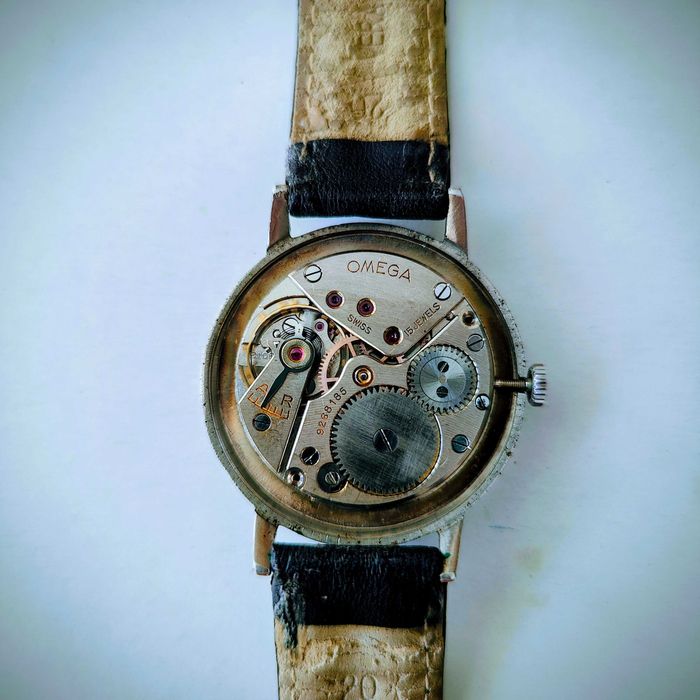 Relógio Omega com movimento mecânico