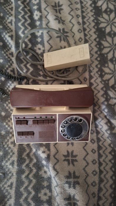 Zabytkowy telefon prl