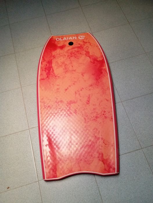 Prancha Bodyboard 900 nível experiente - Azul e Vermelho