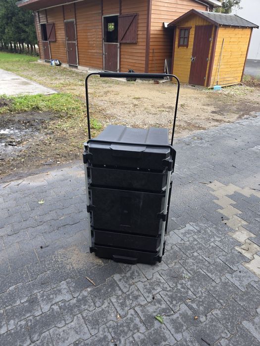 Mobilna paka jeździecka hermetyczna.