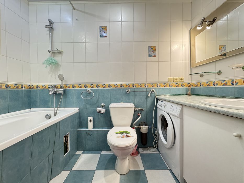 Продам 3к.кв возле метро Спортивная