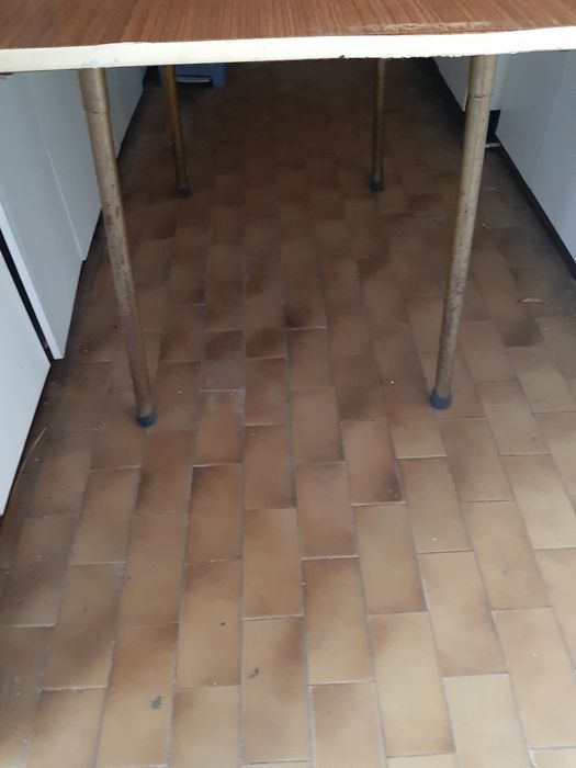 Mesa de cozinha e 2 bancos
