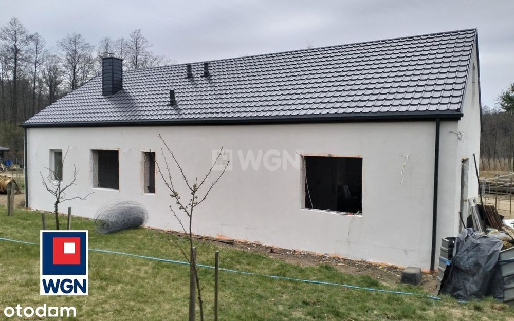 Posiadłość- dom w budowie z linią brzegową jeziora