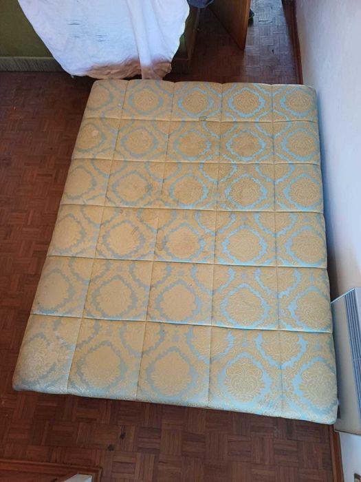 Cama de casal com colchão e estrado baixo
