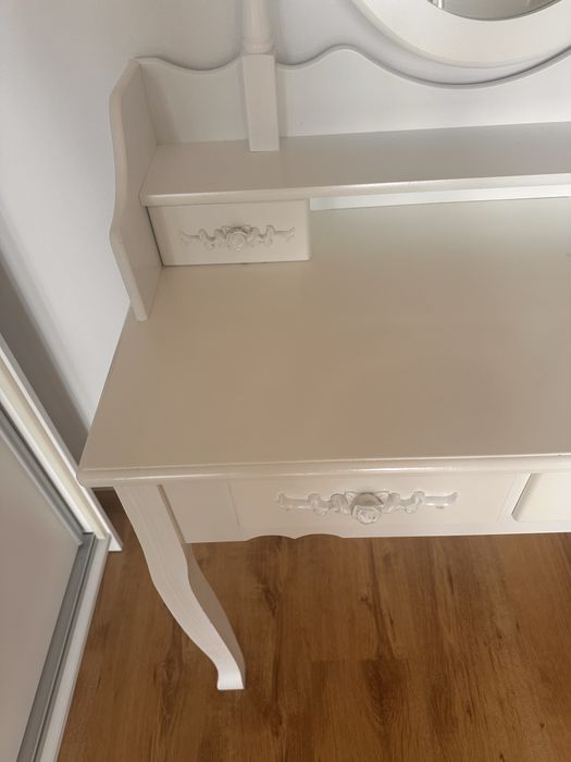 Toaletka biala z lustrem