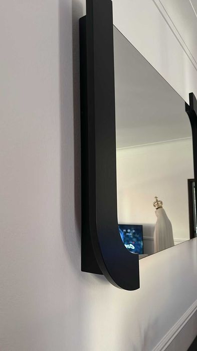 Espelho com armação de madeira preta