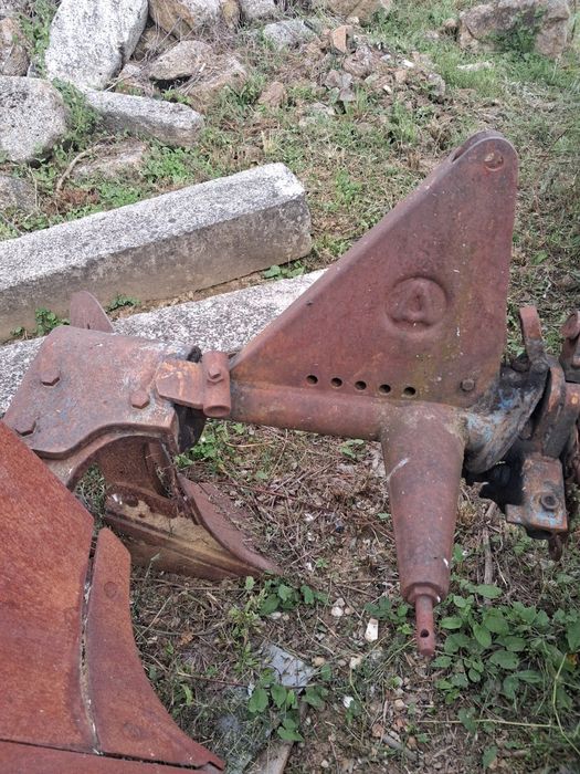 Charrua de uma telha em exelente condiçao