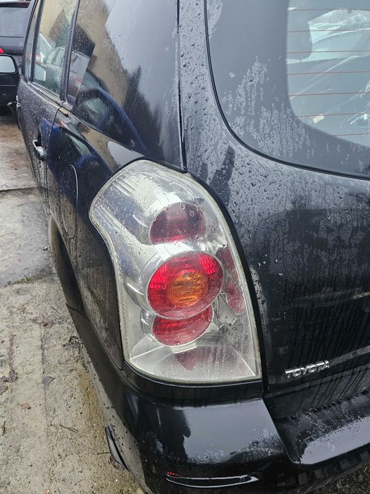 Lampa lewy prawy tył Toyota Corolla Verso 04- Europa