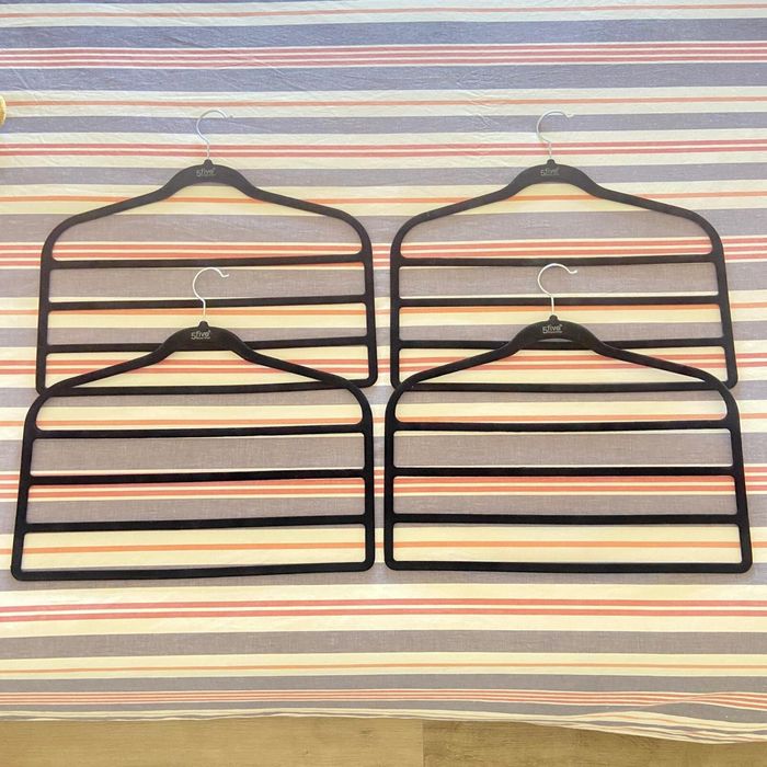 cabides para calças.
