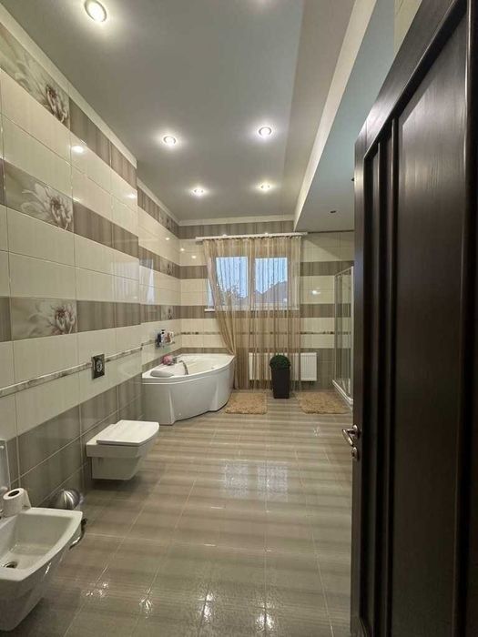 Оренда будинку 250 м²