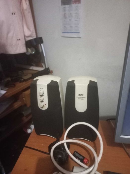 Computador fixo, teclado, monitor, colunas e camara