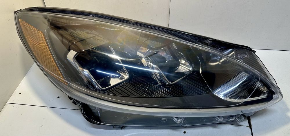 Фара правая Ford Escape MK4 USA 2020 2021 2020 LJ6B-13W029-AH