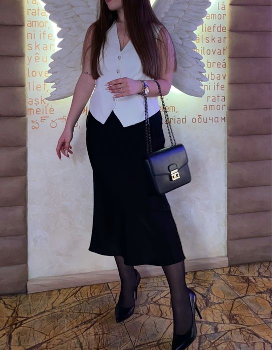 Сатинова спідниця міді, чорна