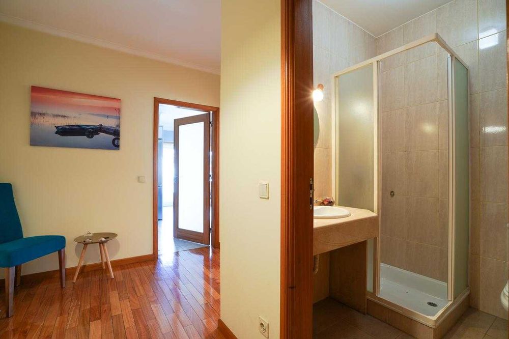 Apartamento T2 com garagem e mobilado