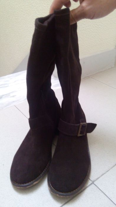 Botas em pele de camurça castanhas