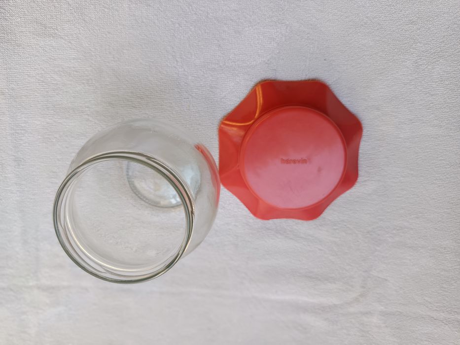 Słoik z pokrywką plastikowa czerwoną falowaną
