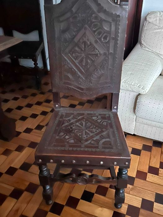 Conjunto de mesa mais cadeiras antigas