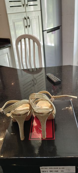 Sandálias n, 36, como novas. douradas.