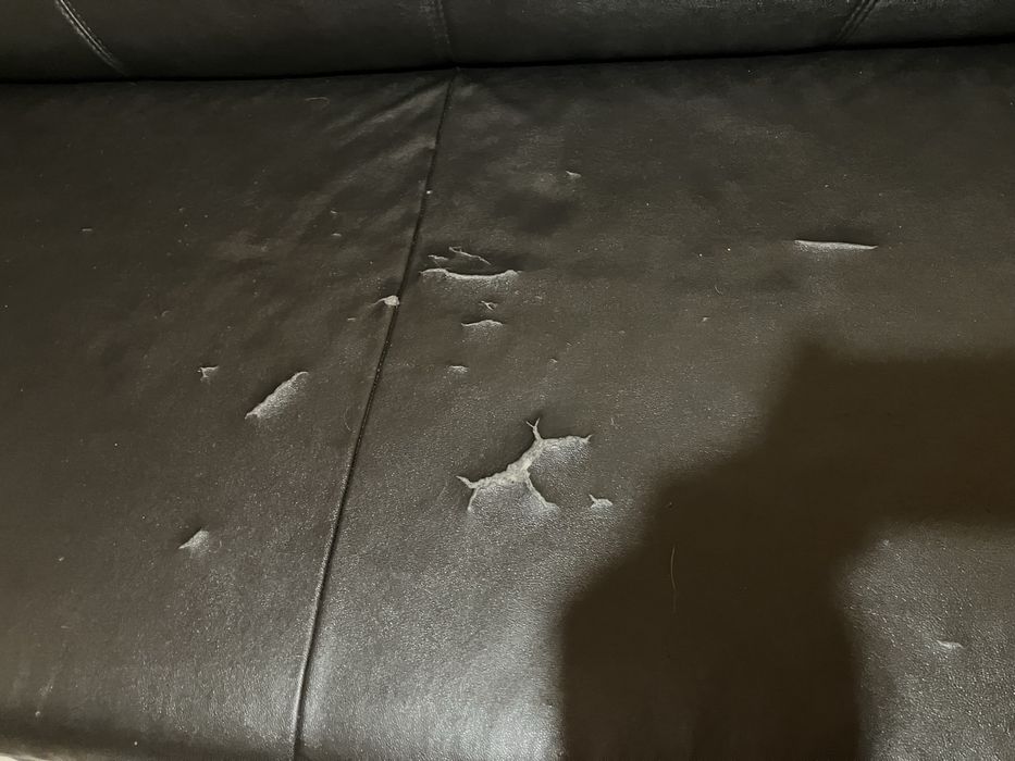 Sofa preto pes em metal