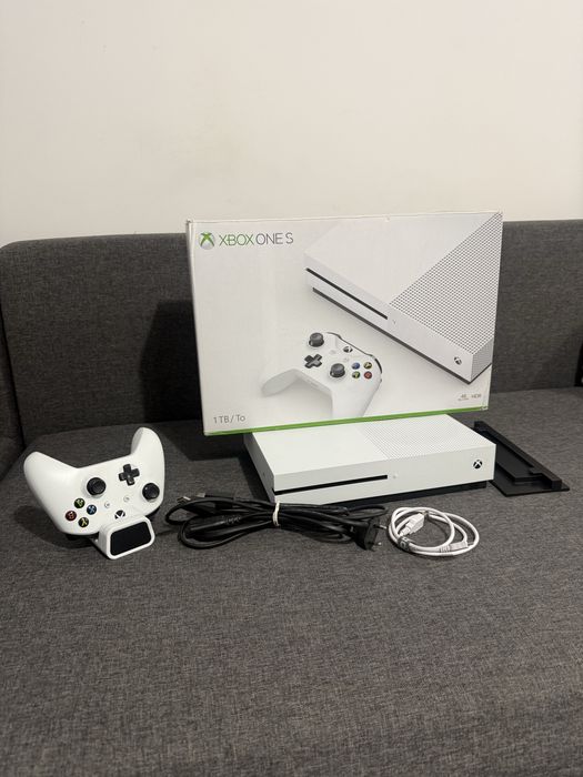 Xbox ONE S 1TB+ładowarka do padów