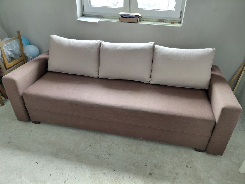 Kanapa brązowa z poduszkami, łóżko, sofa, transport.