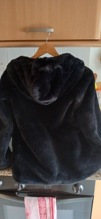Casaco preto de pelo com capuz