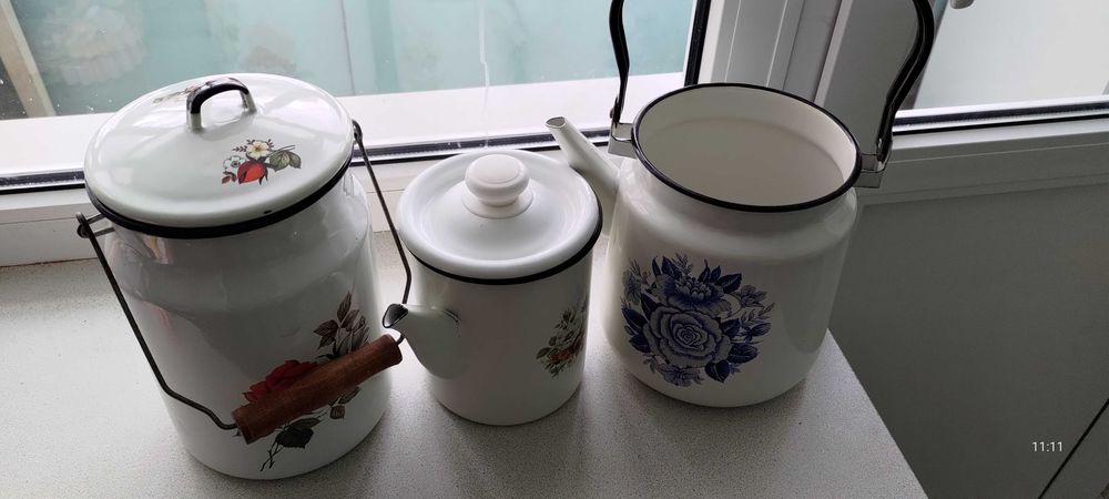 Набір емальованих бідонів та чайників з візерунками