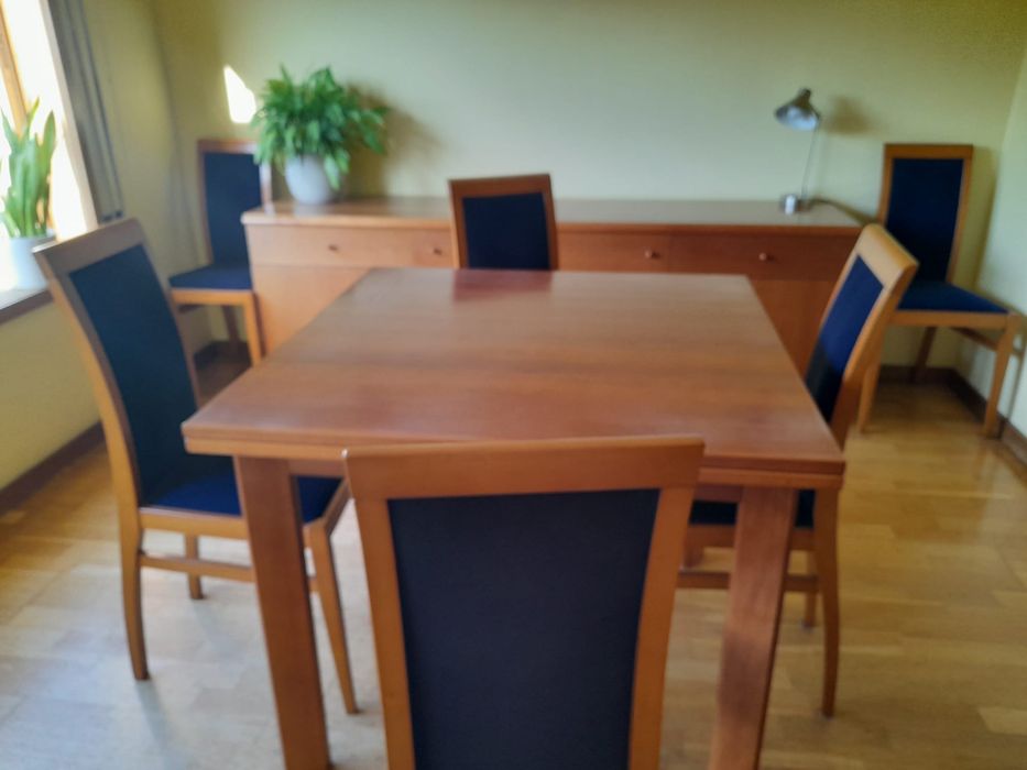 Mesa de Jantar Extensivel (4-8 Lugares) + 6 Cadeiras em Ótimo Estado!