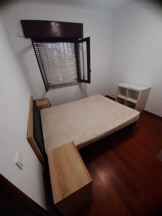 quarto mobilado para casal junto à fct nova / monte de caparica