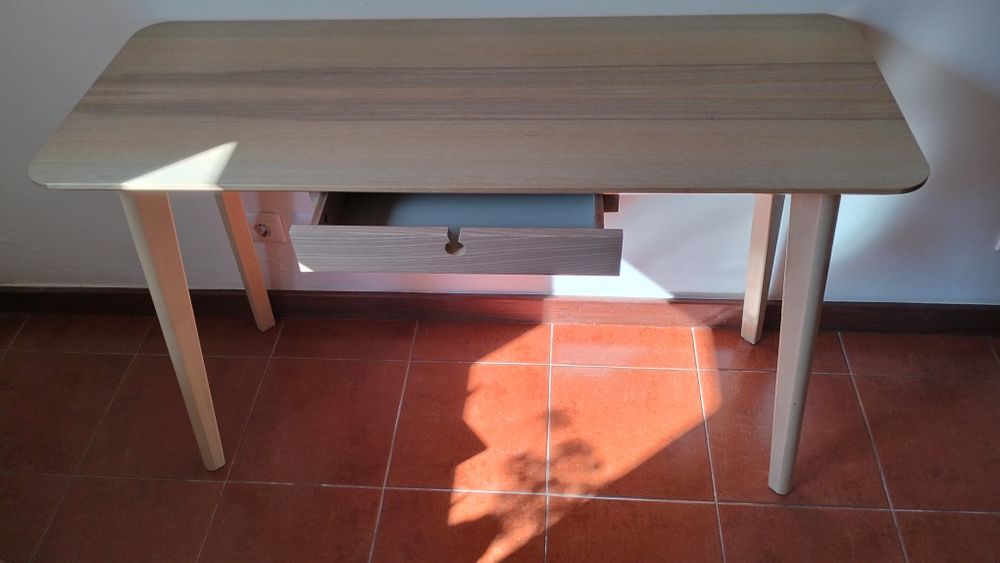 Secretária madeira em muito bom estado.
Secretária, chapa de freixo
Secretária, chapa de freixo, 118x45 cm