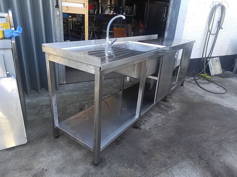 bancada inox com pio grande e quatro portas em inox 
250 por 60