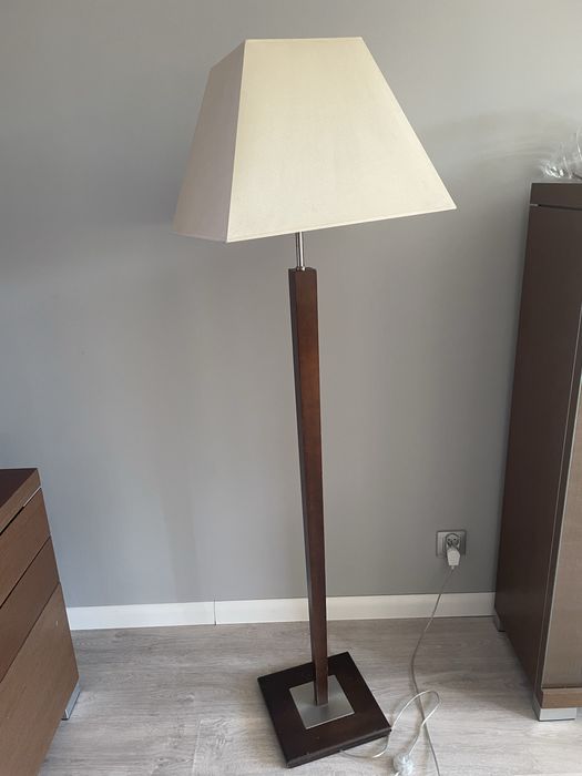 Lampa stojaca i lampka nocna