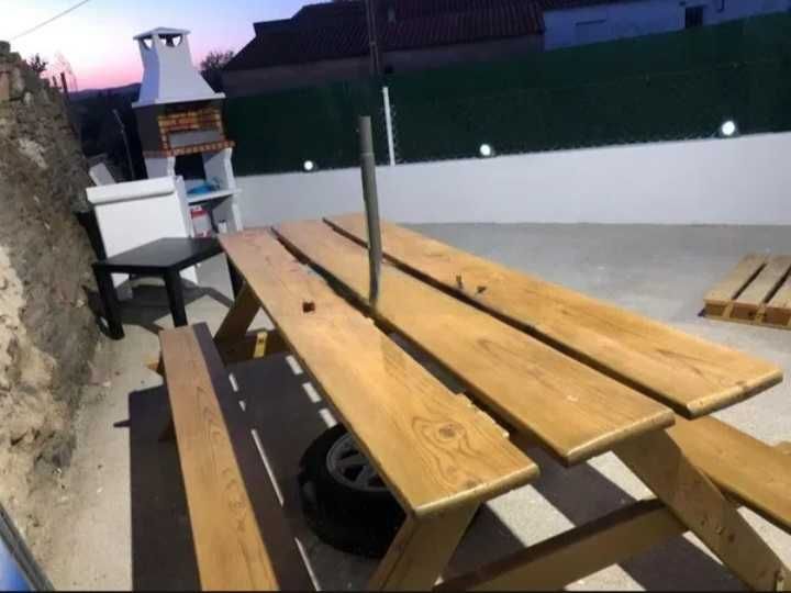 Mesa para exterior em madeira tratada