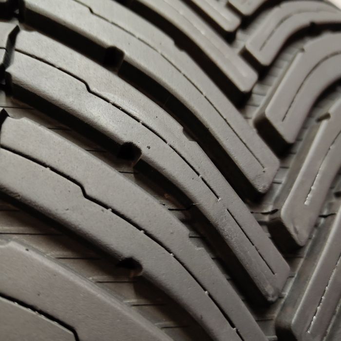 225/40/18 XL Sprzedam parę opon całorocznych Bridgestone