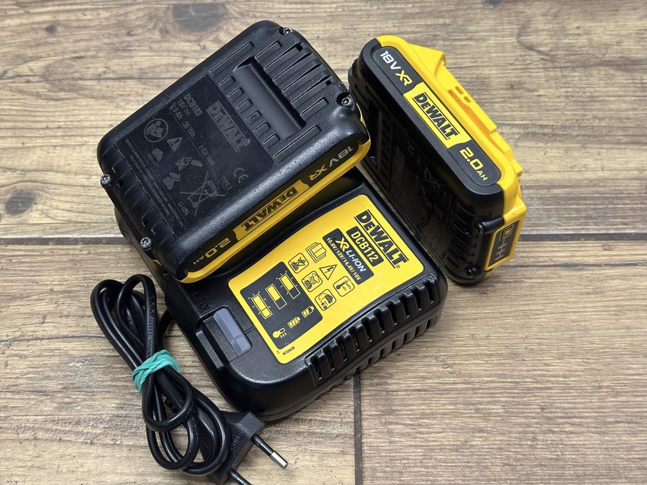 Zestaw DeWalt dwie baterie i ładowarka | 2x akumulator 2,0Ah i DCB112