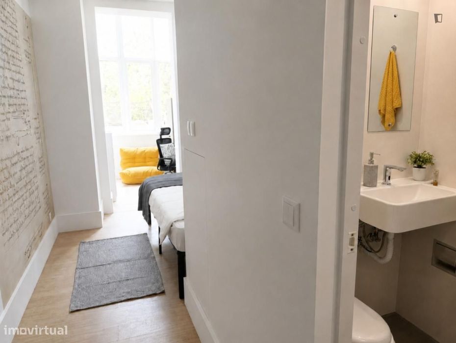 Quarto - localizado em Intendente Lisbon