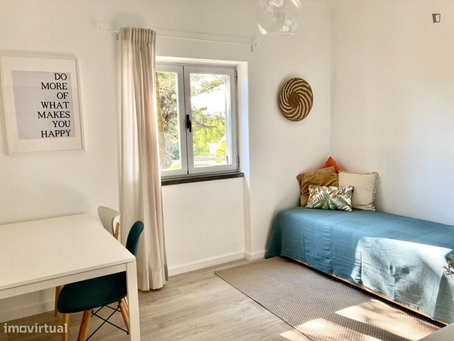 Quarto - localizado em Carcavelos Lisbon