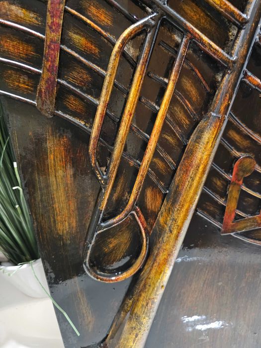 Decoração em metal com relevo