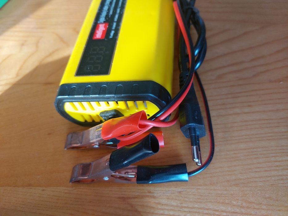 Автомобільний зарядний пристрій для акумуляторів 12v2A