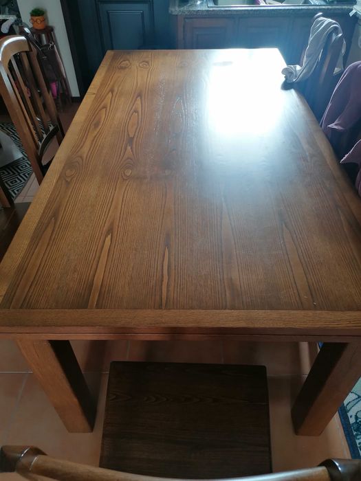 Mesa extensível em madeira + cadeiras boa qualidade