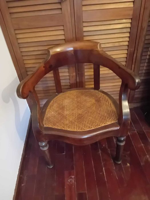 Móveis antigos de pequenas dimensões, muito bem conservados.