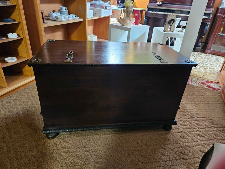 ARCA / Bau em madeira maciça trabalhada - óptimo estad