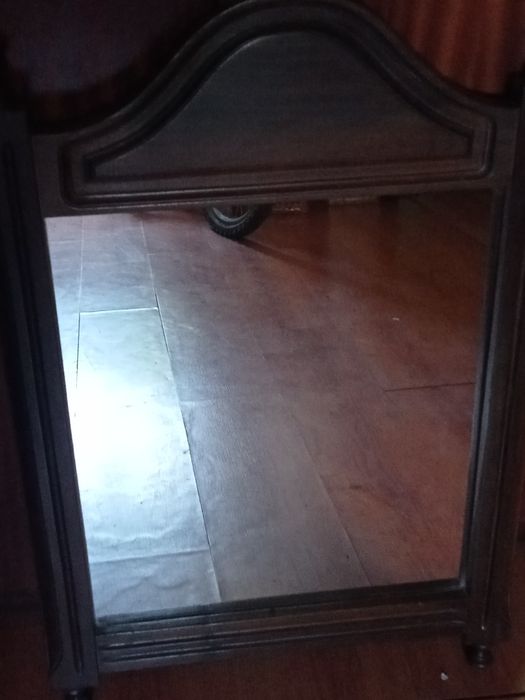 Vendo espelho em madeira, altura70cm, largura 51 cm.